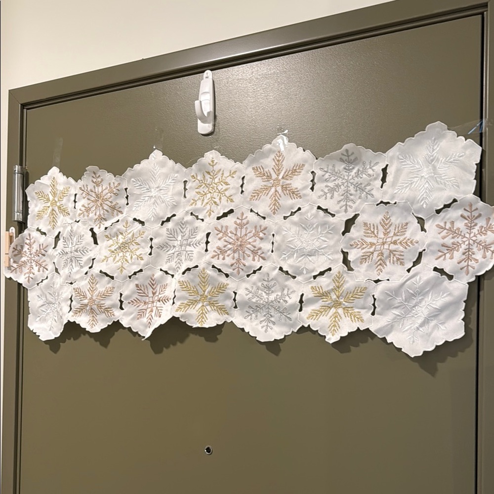 Festive Snowflake Garland - White, Gold, Silver Table Linen